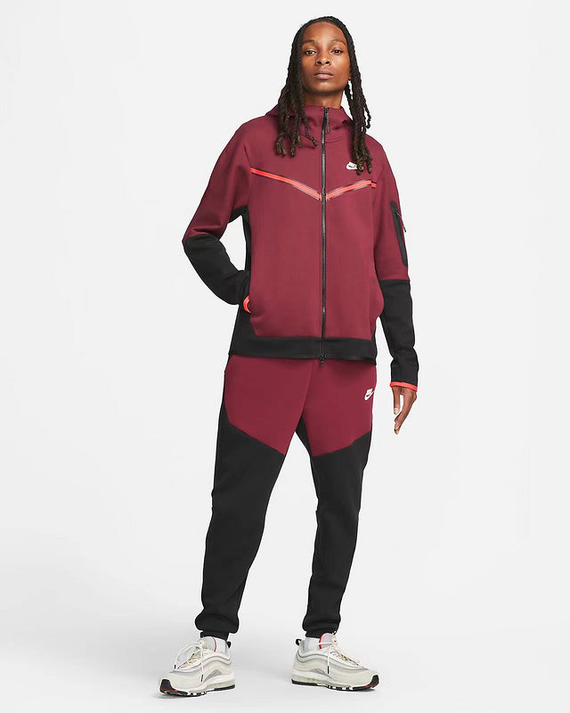 CONJUNTO NIKE TECH FLEECE WINDRUNNER: CHAQUETA Y PANTALÓN EN NEGRO