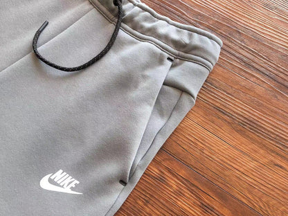 CONJUNTO NIKE TECH FLEECE WINDRUNNER: CHAQUETA Y PANTALÓN EN NEGRO