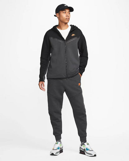 CONJUNTO NIKE TECH FLEECE WINDRUNNER: CHAQUETA Y PANTALÓN EN NEGRO, GRIS Y NARANJA.