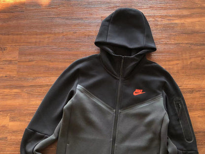 CONJUNTO NIKE TECH FLEECE WINDRUNNER: CHAQUETA Y PANTALÓN EN NEGRO, GRIS Y NARANJA.