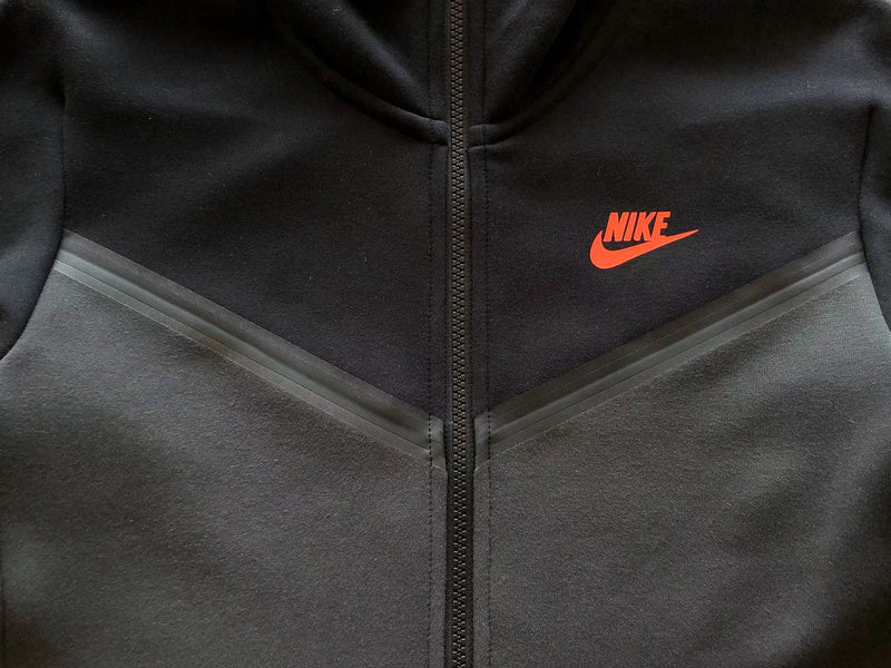 CONJUNTO NIKE TECH FLEECE WINDRUNNER: CHAQUETA Y PANTALÓN EN NEGRO, GRIS Y NARANJA.