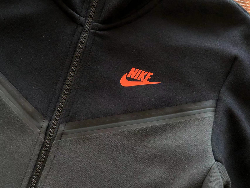 CONJUNTO NIKE TECH FLEECE WINDRUNNER: CHAQUETA Y PANTALÓN EN NEGRO, GRIS Y NARANJA.