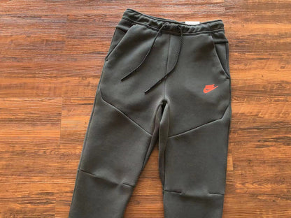 CONJUNTO NIKE TECH FLEECE WINDRUNNER: CHAQUETA Y PANTALÓN EN NEGRO, GRIS Y NARANJA.