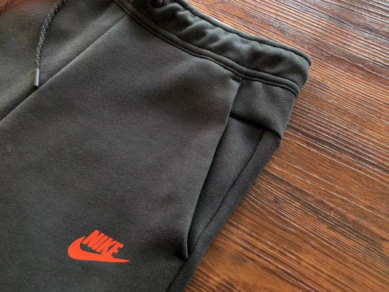 CONJUNTO NIKE TECH FLEECE WINDRUNNER: CHAQUETA Y PANTALÓN EN NEGRO, GRIS Y NARANJA.